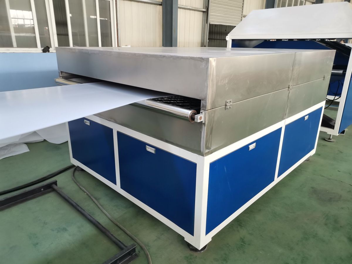 экструзионная линия по производству листов сотовог