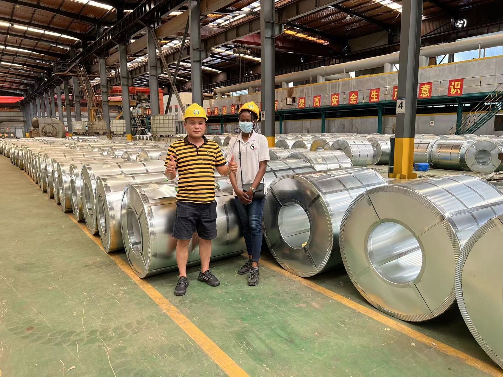 Clientes indonésios visitam a fábrica e assinam o contrato Clientes indonésios visitam a fábrica e assinam o contrato