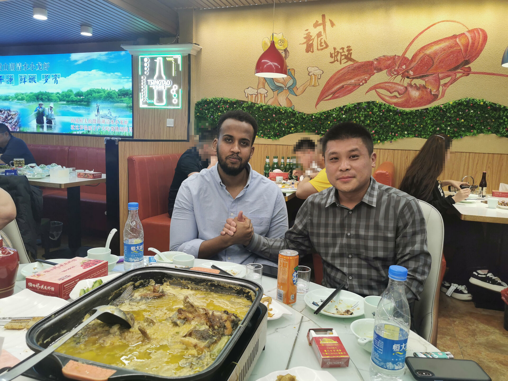 Assine um contrato e jante com clientes da Somalilândia Assine um contrato e jante com clientes da Somalilândia