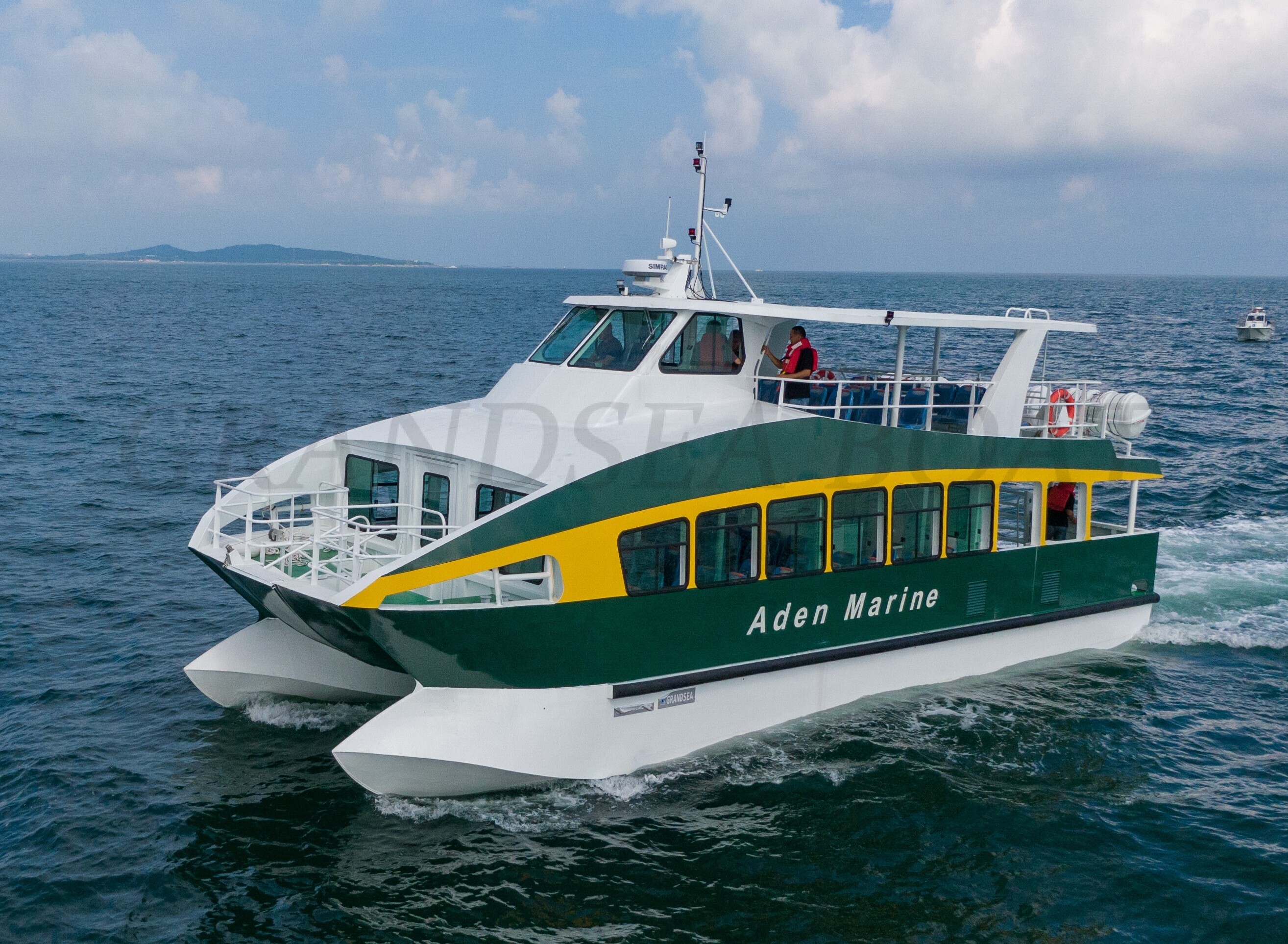 What are the advantages and disadvantages between Monohull or Catamaran hull