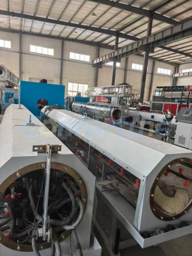 Производственная линия JWELL для соэкструзии трёхслойных труб из HDPE диаметром 200–500 мм