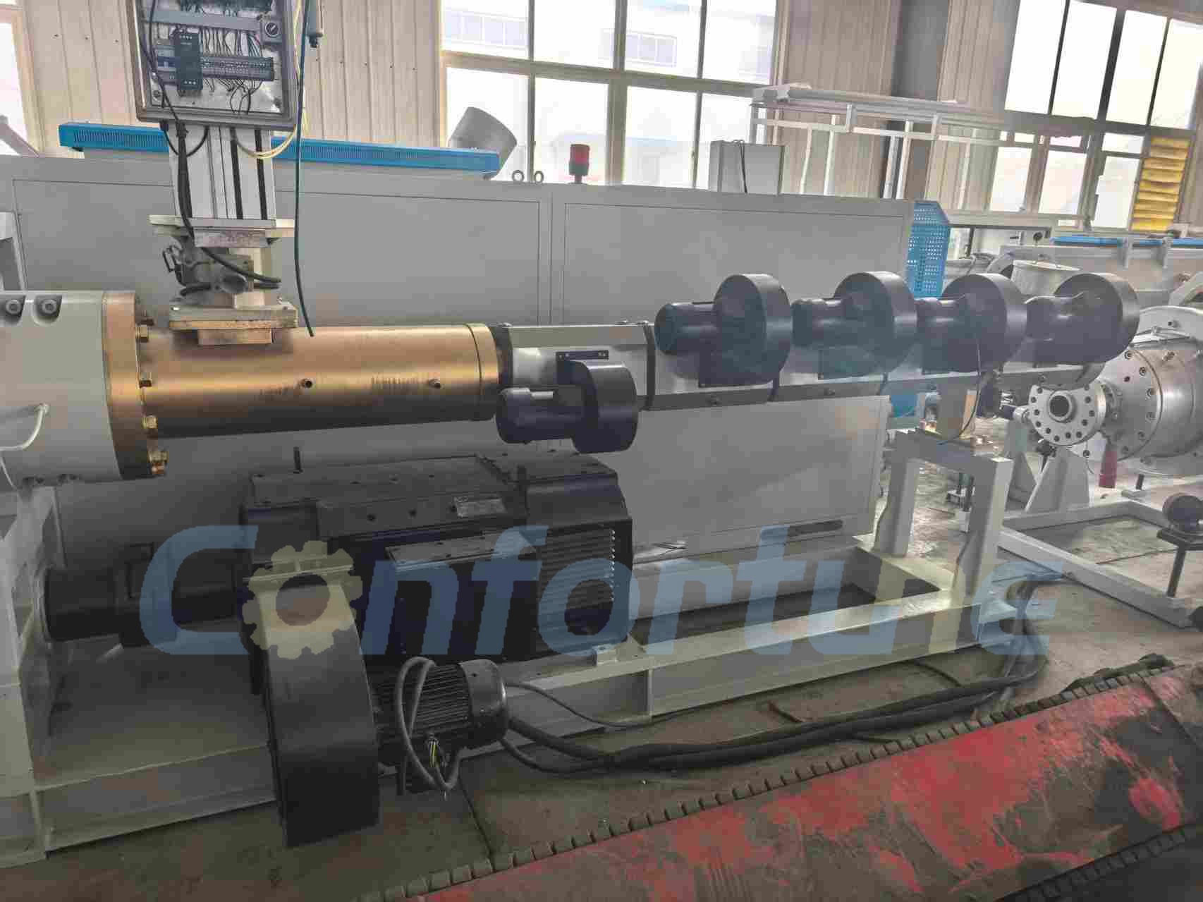 Производственная линия JWELL для соэкструзии трёхслойных труб из HDPE диаметром 200–500 мм