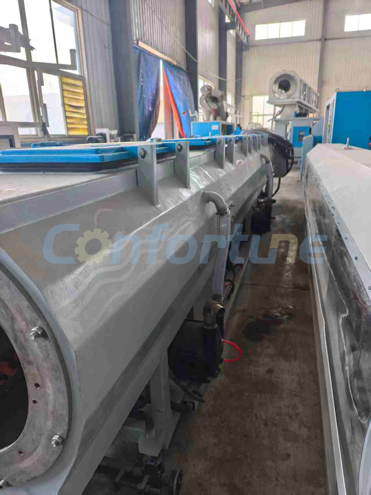 Производственная линия JWELL для соэкструзии трёхслойных труб из HDPE диаметром 200–500 мм