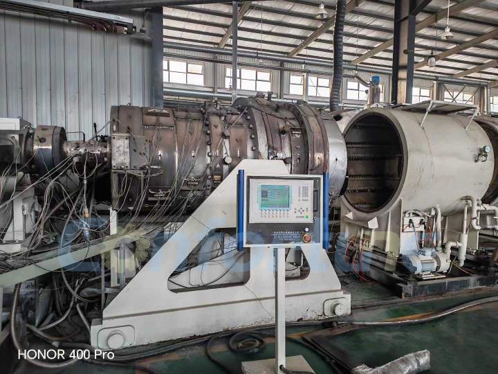 Экструзионная линия JWELL для производства трехслойных труб из HDPE методом соэкструзии, 630–1200 мм