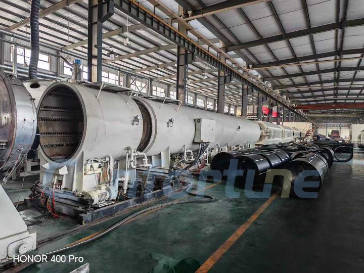 Экструзионная линия JWELL для производства трехслойных труб из HDPE методом соэкструзии, 630–1200 мм