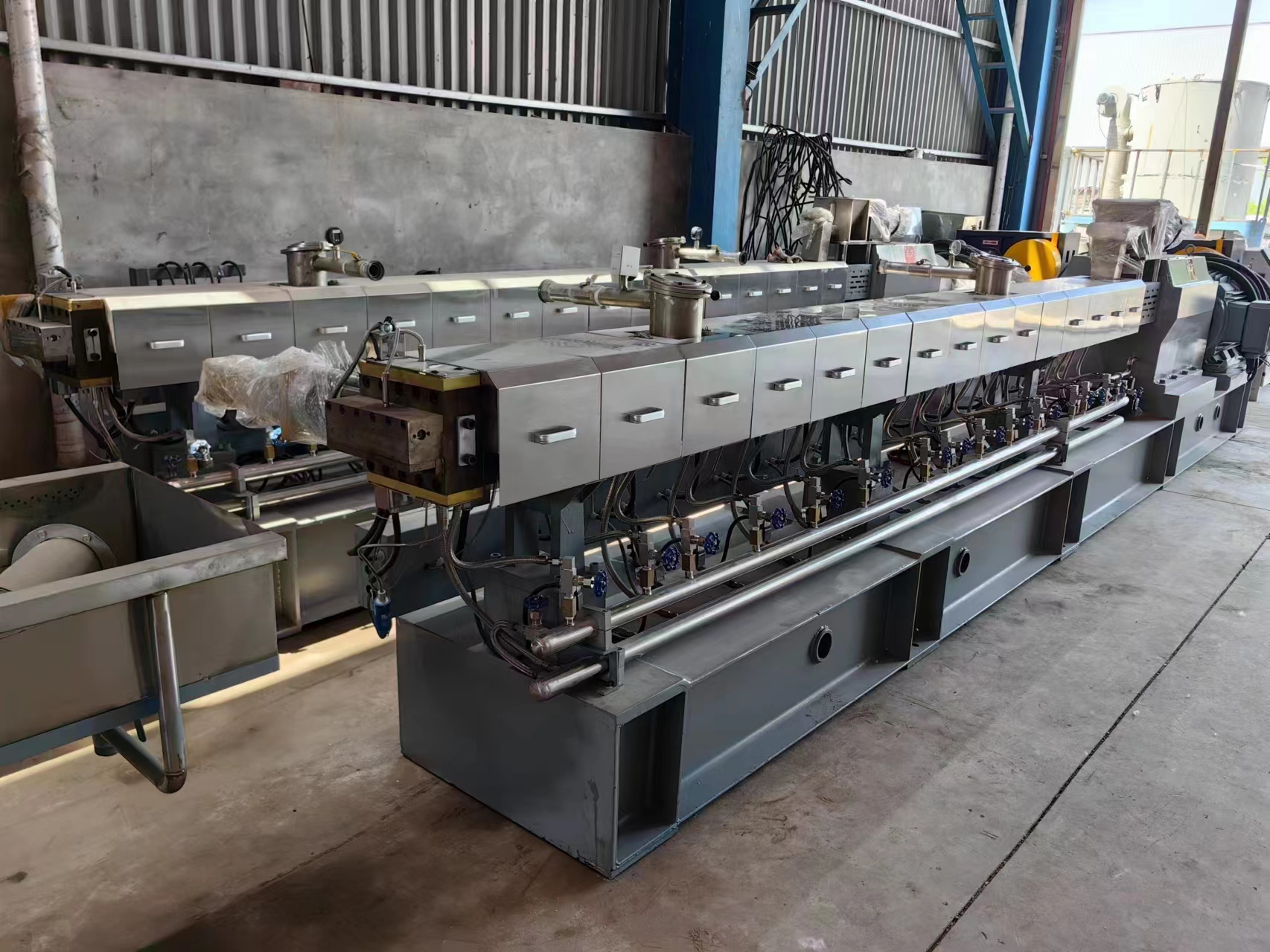 Плоский двухшнековый экструдер 65 мм