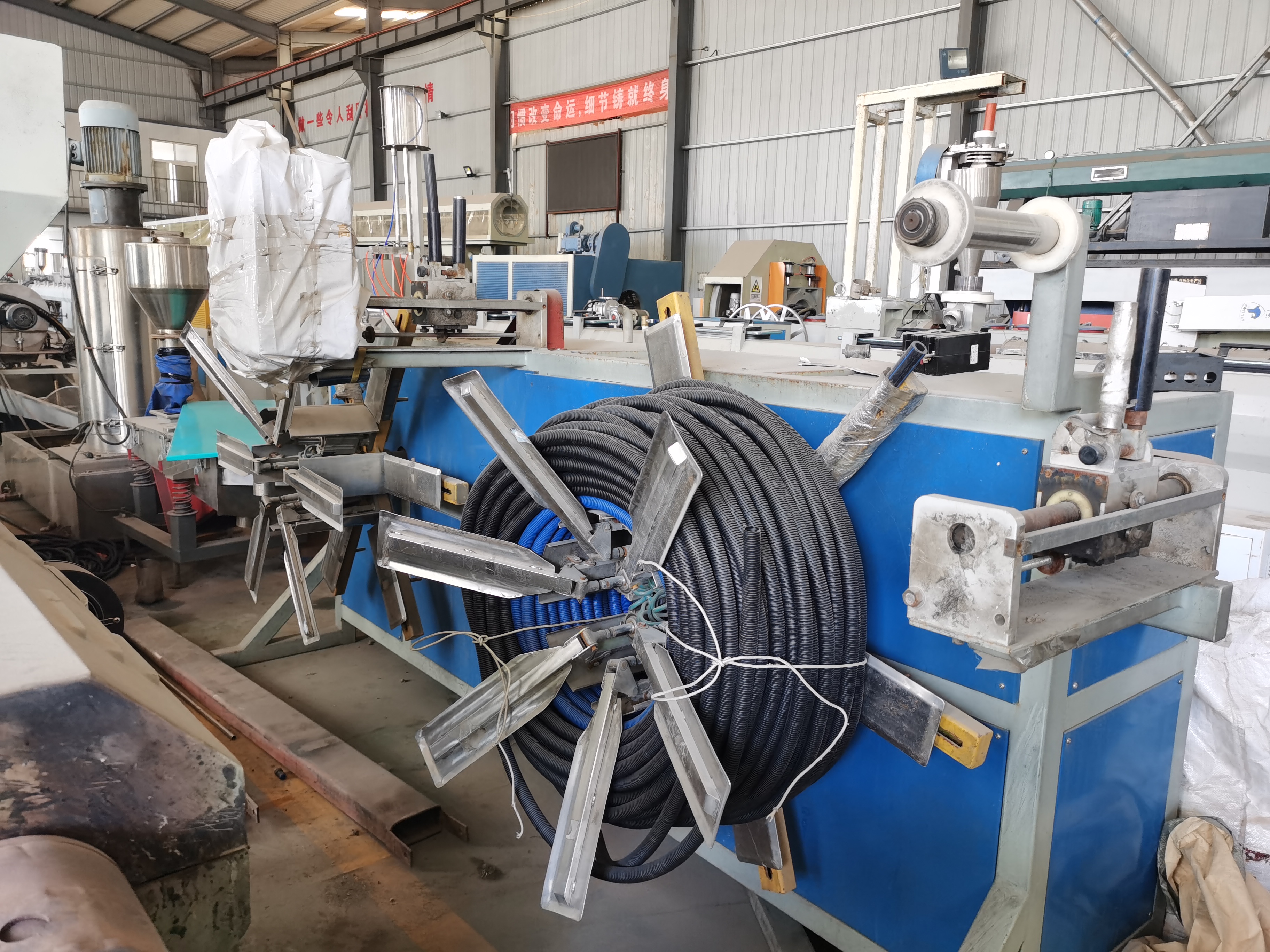 Линия по производству трехслойного коэкструдированного полиэтилена высокой плотности толщиной 20–110 мм.