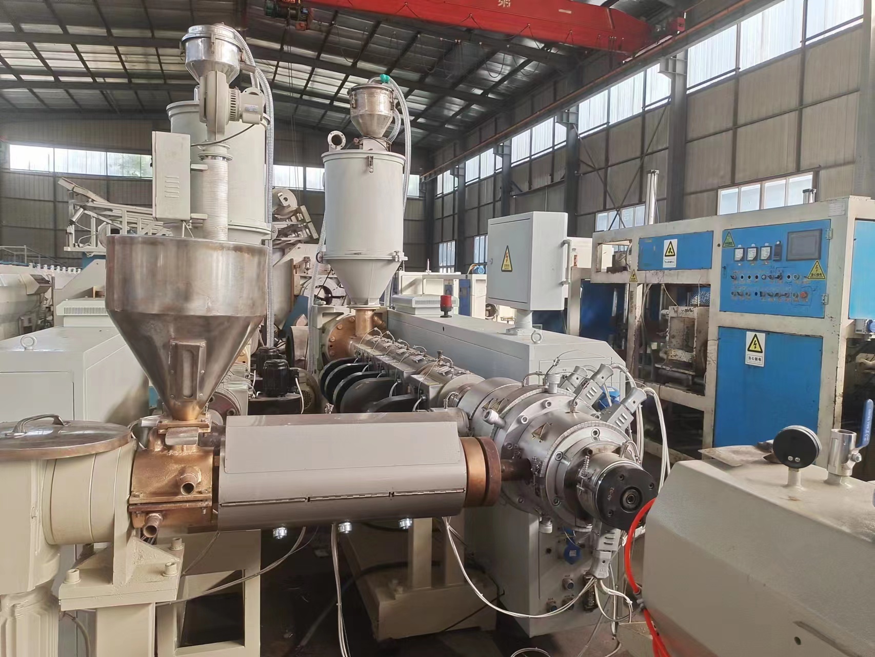 Линия по производству трехслойного коэкструдированного полиэтилена высокой плотности толщиной 16-110 мм.