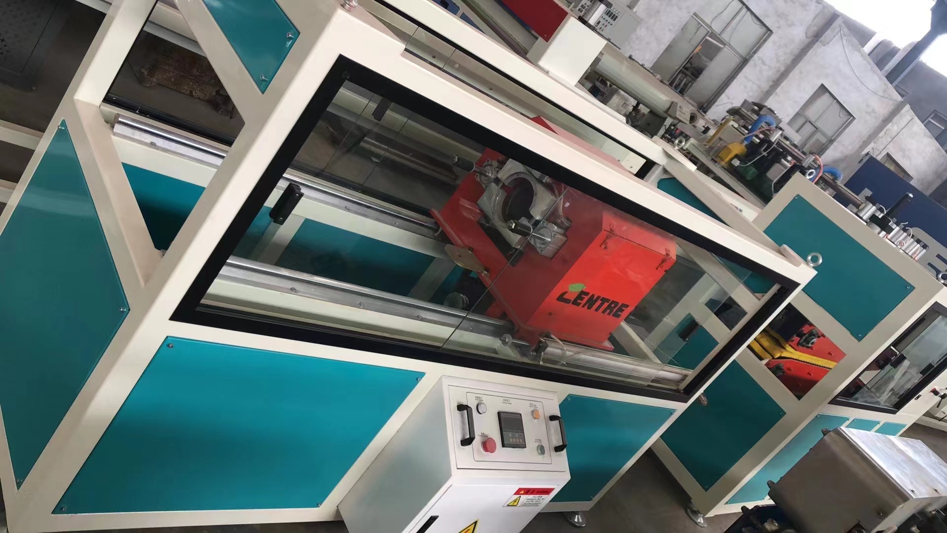 Высокоскоростная линия по производству трехслойных коэкструдированных труб из полиэтилена высокой плотности диаметром 20-110 мм.