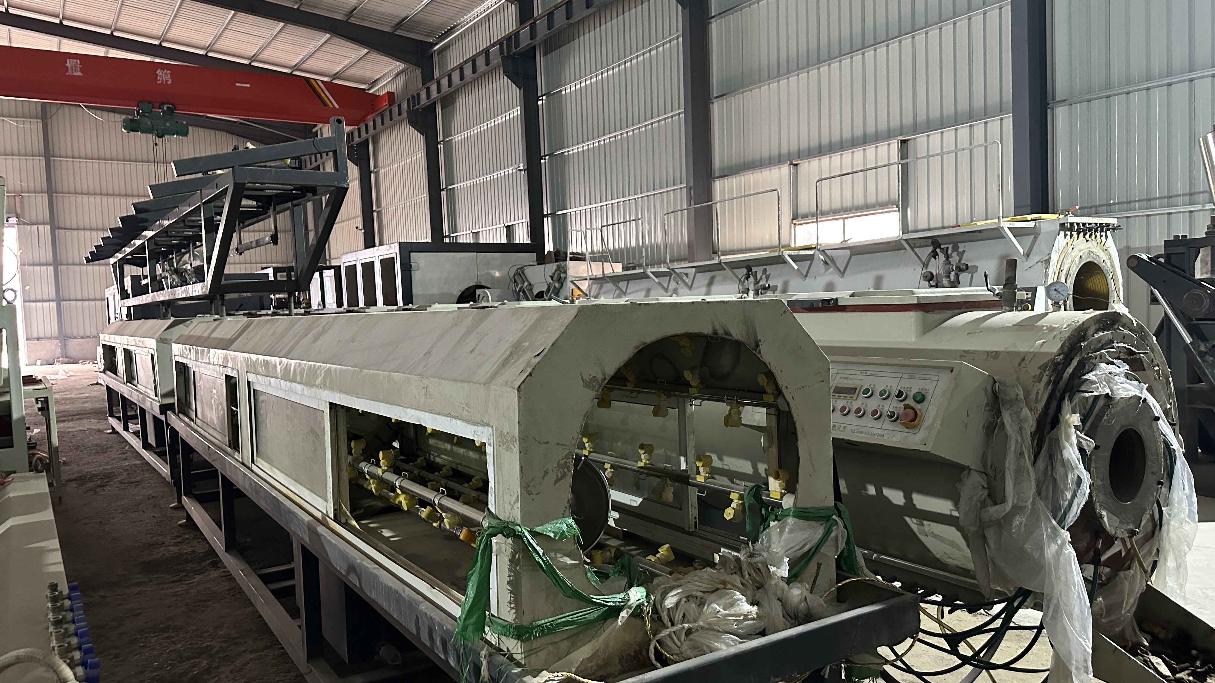 Линия по производству труб HDPE диаметром 160–450 мм. Линия по производству труб HDPE диаметром 160–450 мм.