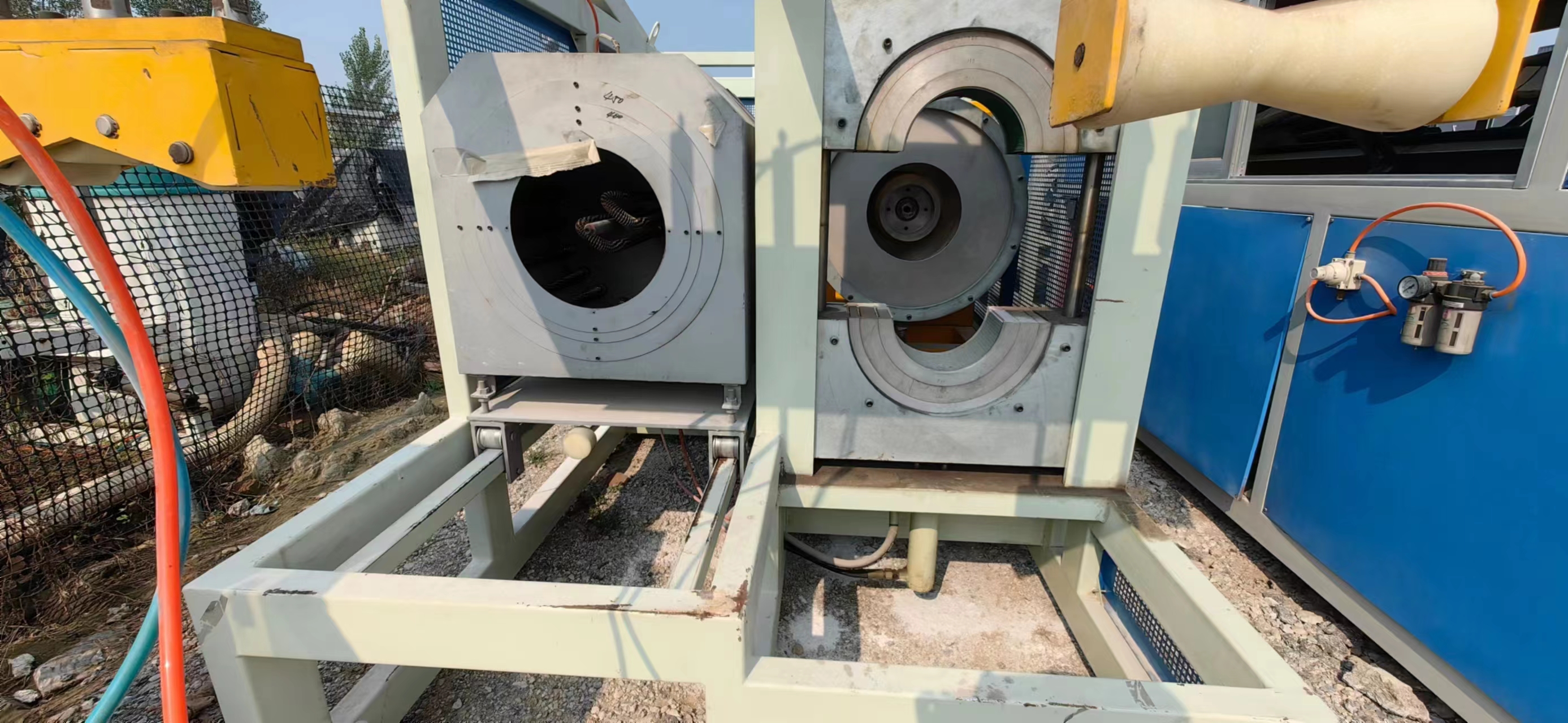 Линия по производству труб ПВХ диаметром 160–450 мм. Линия по производству труб ПВХ диаметром 160–450 мм.