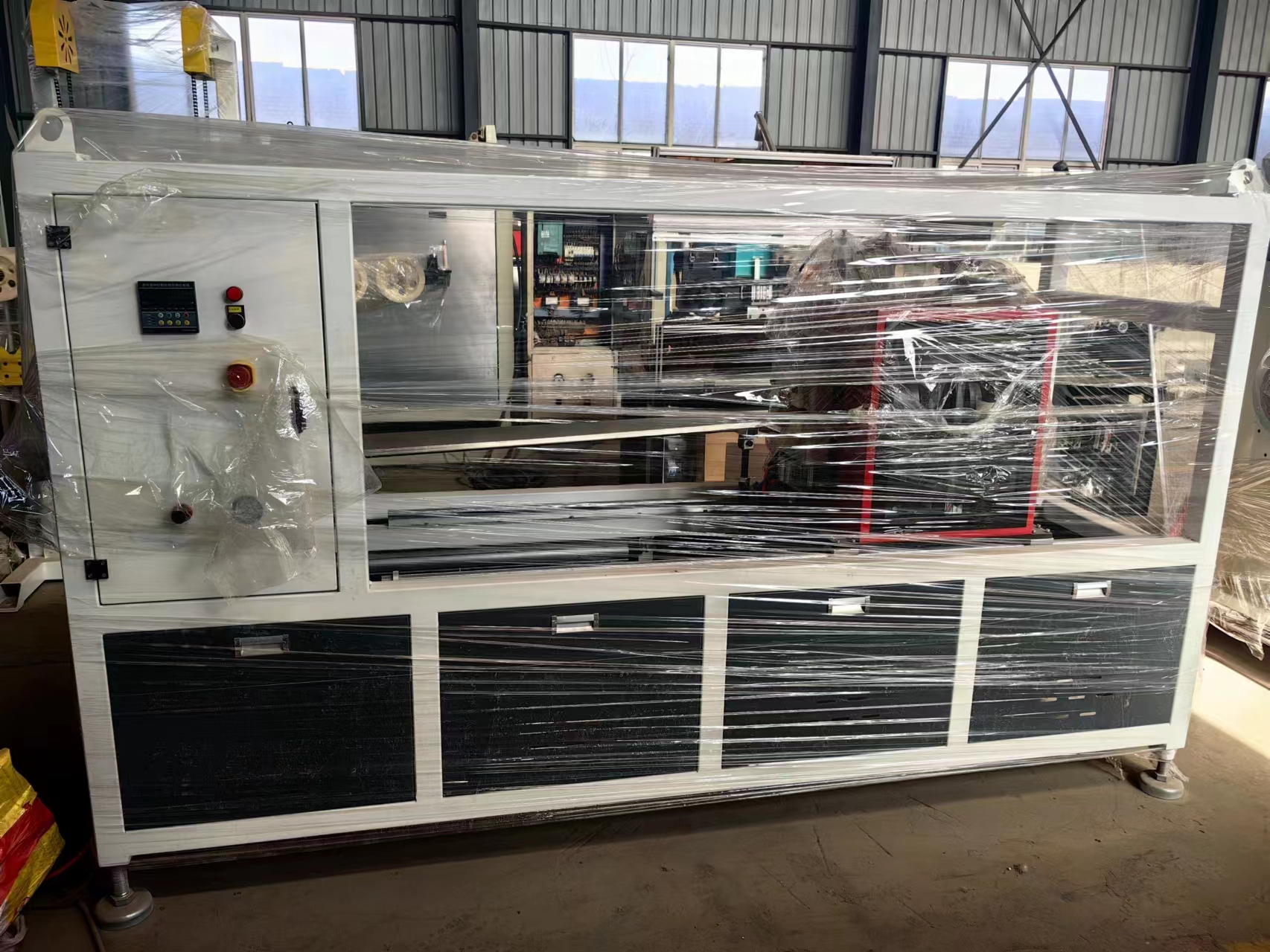 Линия по производству ПВХ толщиной 16-63 мм с двойным выходом Линия по производству ПВХ толщиной 16-63 мм с двойным выходом