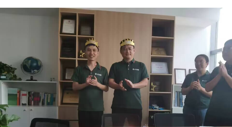 С Днем Рождения, Цзян Хуэй и Расен