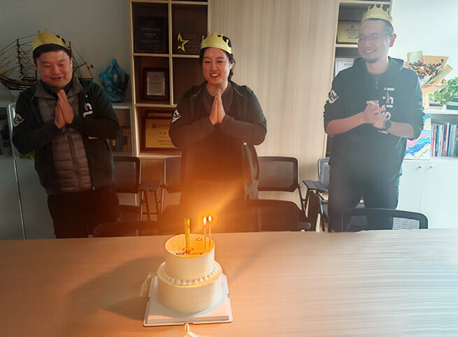 Поздравляем с днем рождения Эрика, Ванессу и Джима Поздравляем с днем рождения Эрика, Ванессу и Джима