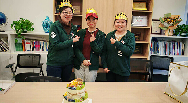 Выпьем за Джойс, Дженнифер и Тину в их особенный день! Выпьем за Джойс, Дженнифер и Тину в их особенный день!