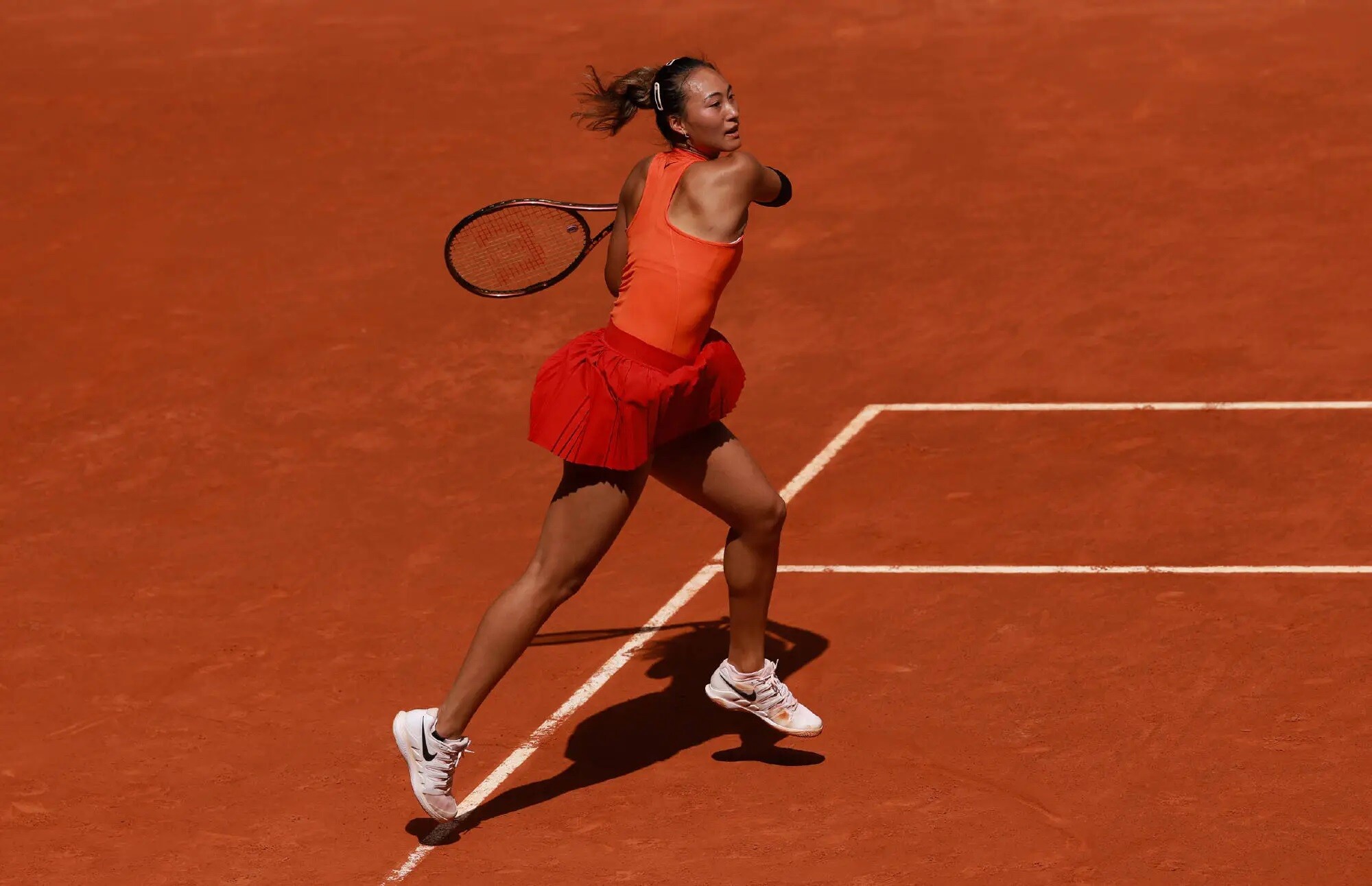 Разочаровывающее начало грунтового сезона: Чжэн Циньвэнь сталкивается с множеством вызовов