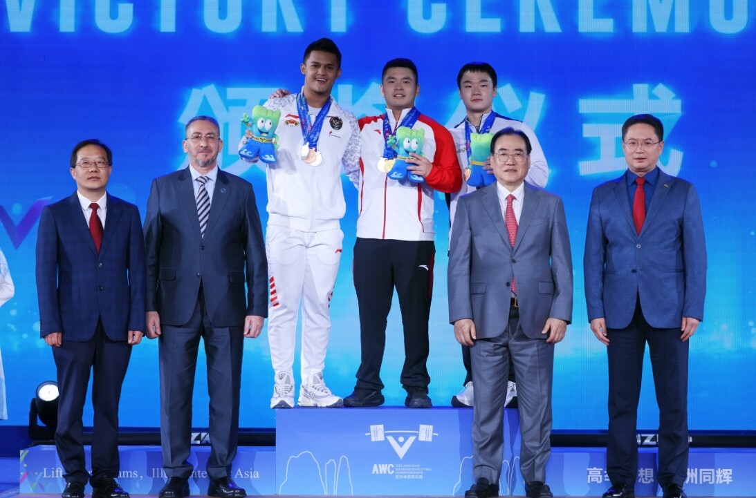 Китайская команда завоевала еще три золотые медали на чемпионате Азии по тяжелой атлетике