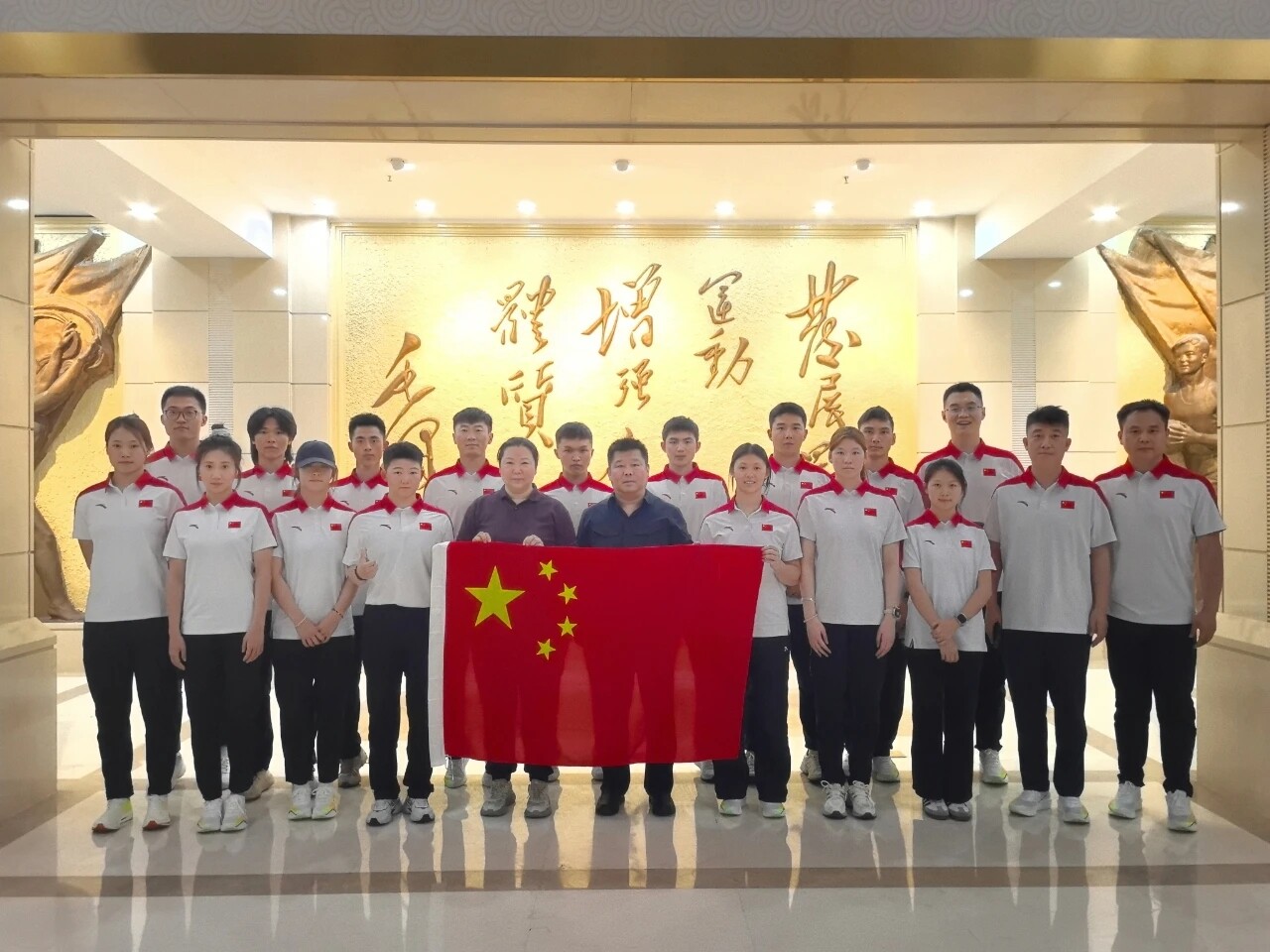 Национальная тренировочная команда по параллельному гигантскому слалому на сноуборде посетила Зал почета: Воплощая спортивную славу, черпая силу в духе