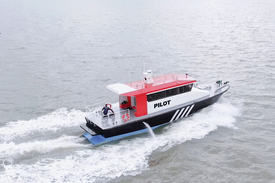 Grandsea 17m 钢材快速海洋港口引航船在波涛汹涌的大海中出售