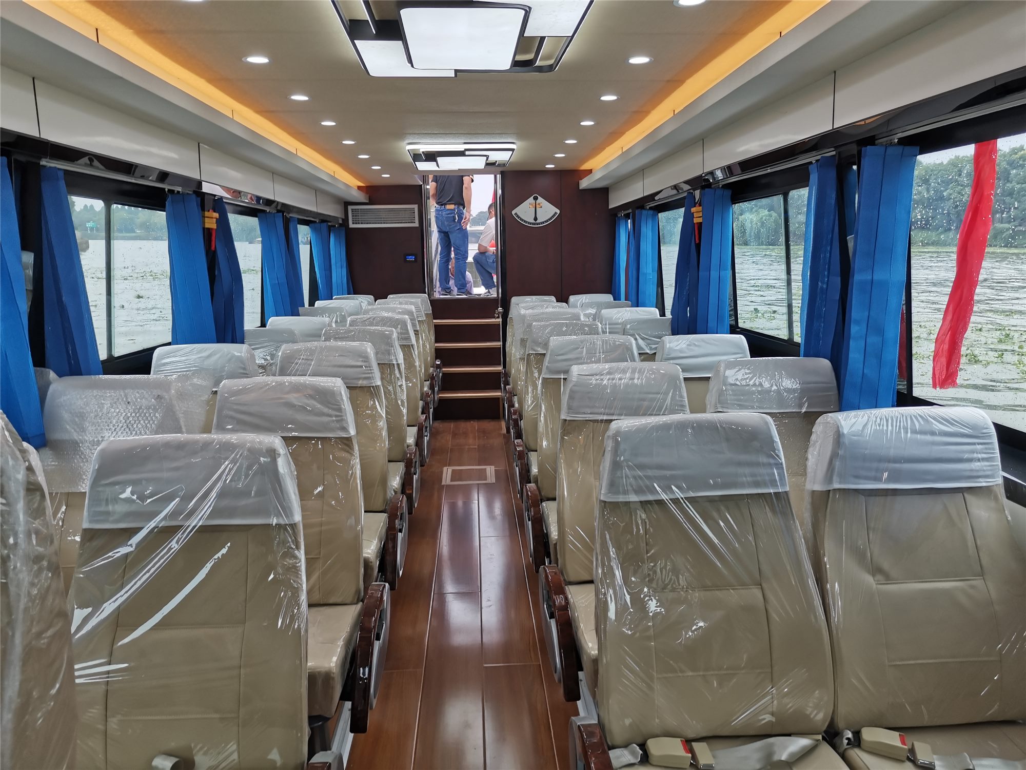 Grandsea 15.8 米玻璃纤维材料 30 名乘客水上出租车船出售