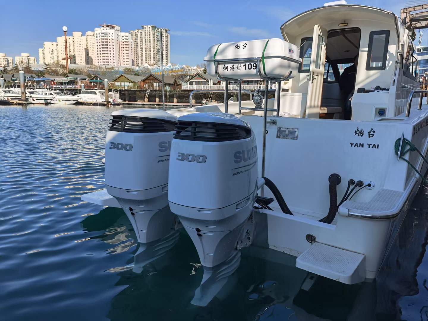 Grandsea 40 英尺玻璃纤维材料高速运动舱钓鱼船配备舷外发动机出售