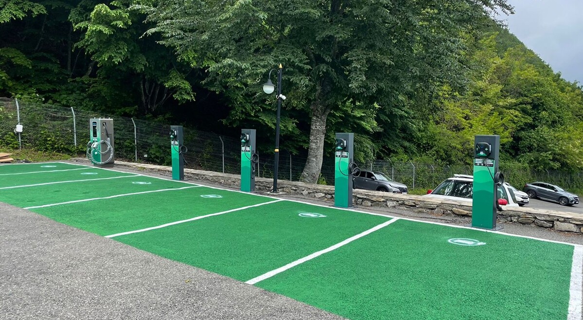 Установка 4 зарядных устройств и 1 зарядной станции постоянного тока в Аризоне.