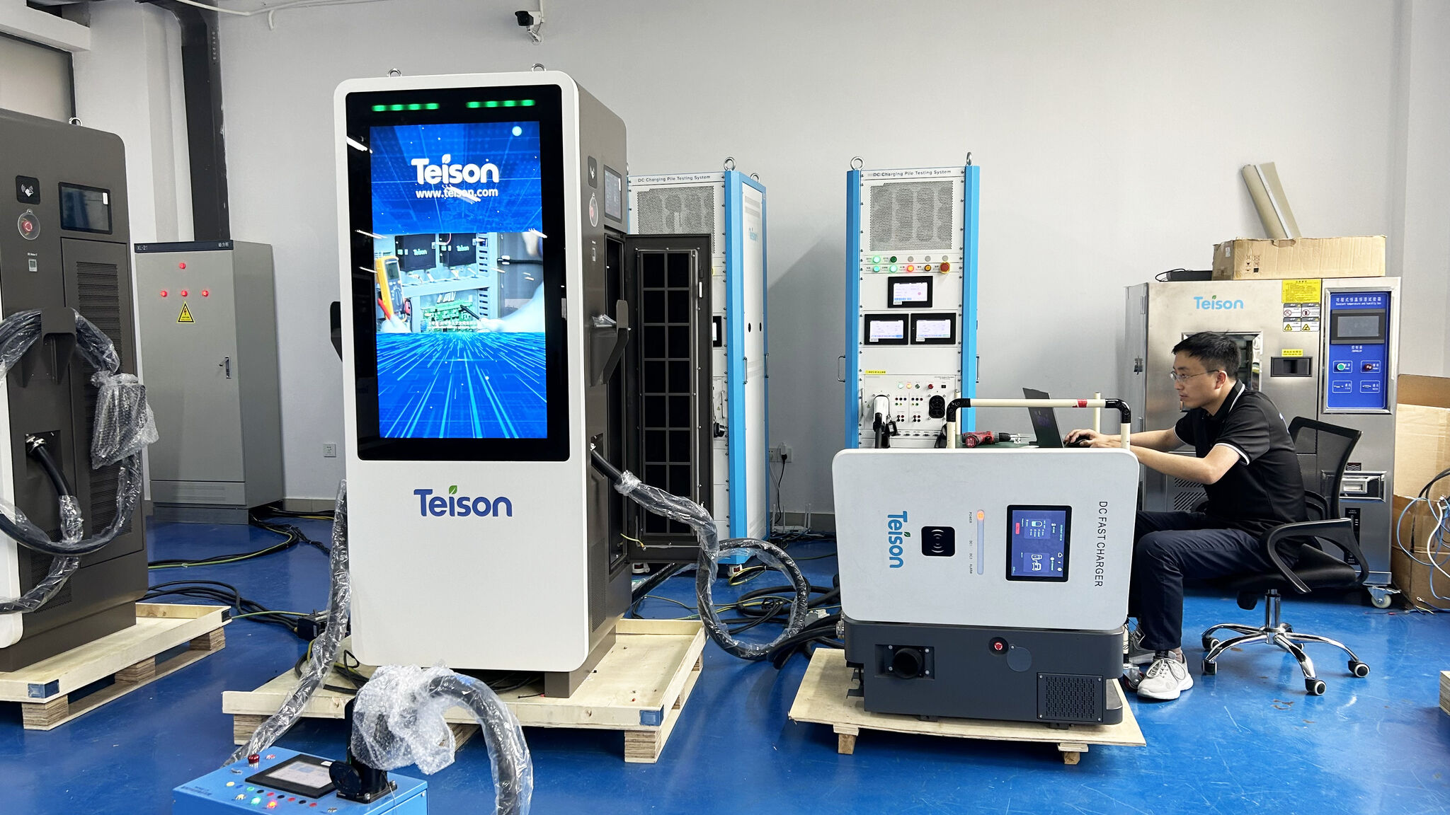 Проверка качества на каждом этапе гарантирует получение лучших зарядных устройств.