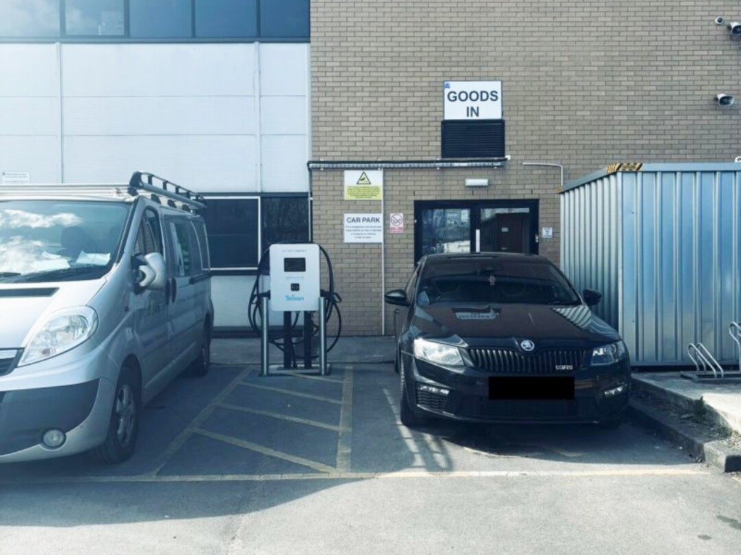 Настенное зарядное устройство Teison DC 40 кВт с двойной вилкой Великобритания, 2024 г.