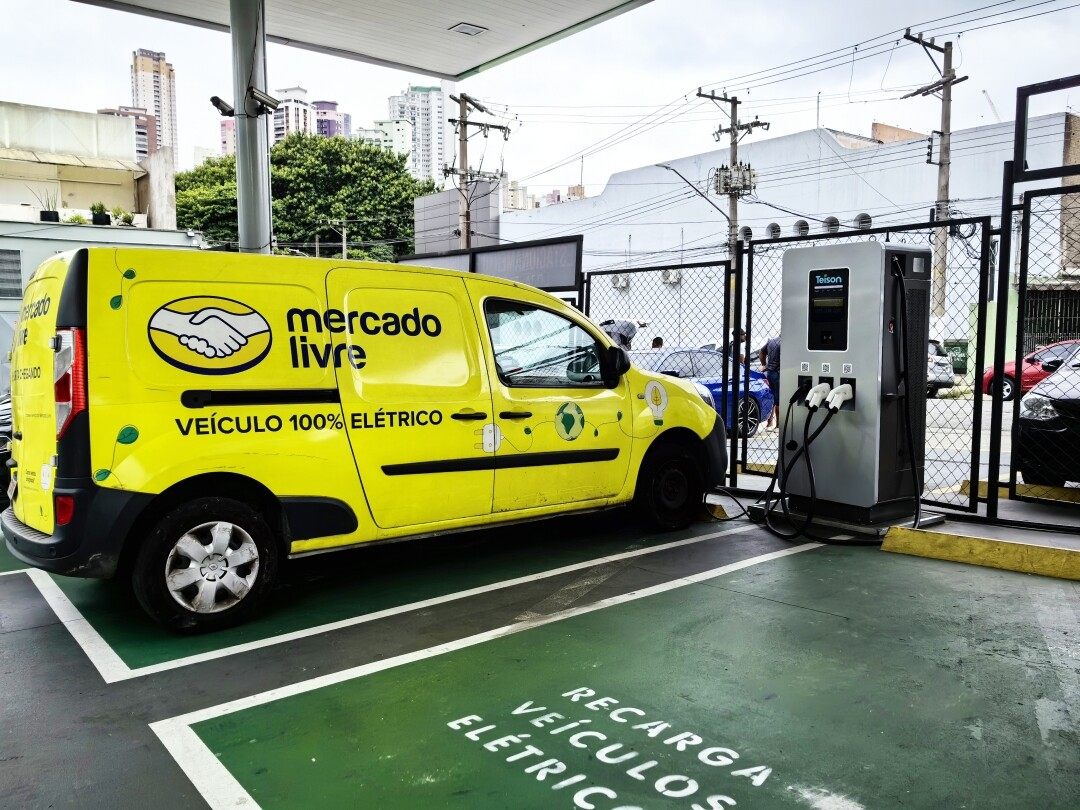 Зарядная станция для электромобилей Teison DC MAX 3 Guns в Южной Америке, 2024 г. Зарядная станция для электромобилей Teison DC MAX 3 Guns в Южной Америке, 2024 г.