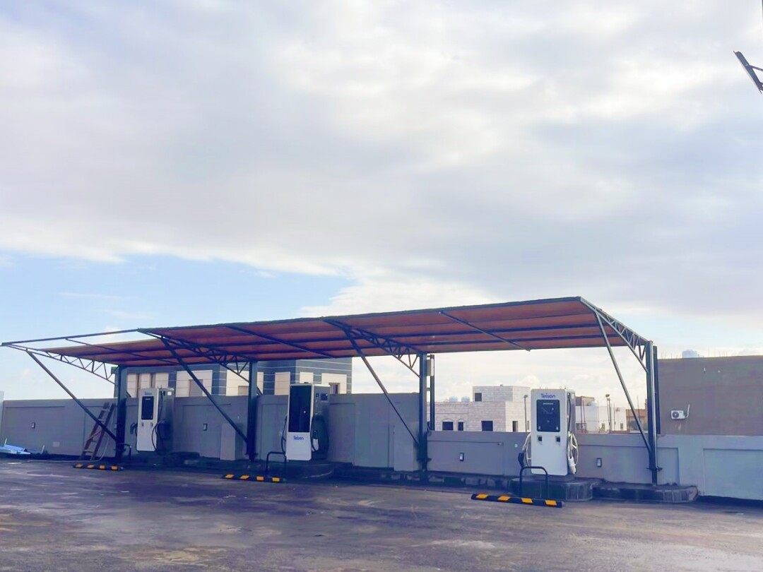 Зарядное устройство Teison 60kW DC Vision 43'Inch Advertising Screen и 120kW DC Pro установлены в Иордании, 2025 год Зарядное устройство Teison 60kW DC Vision 43'Inch Advertising Screen и 120kW DC Pro установлены в Иордании, 2025 год