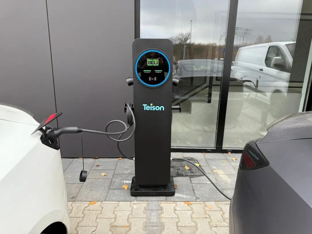 Зарядное устройство Teison 2*22 кВт Smart Twins Dual Socket Fast EV Charger, установленное в Польше, 2024 год Зарядное устройство Teison Smart Twins Dual Socket Fast EV Charger, установленное в Польше, 2024.jpg