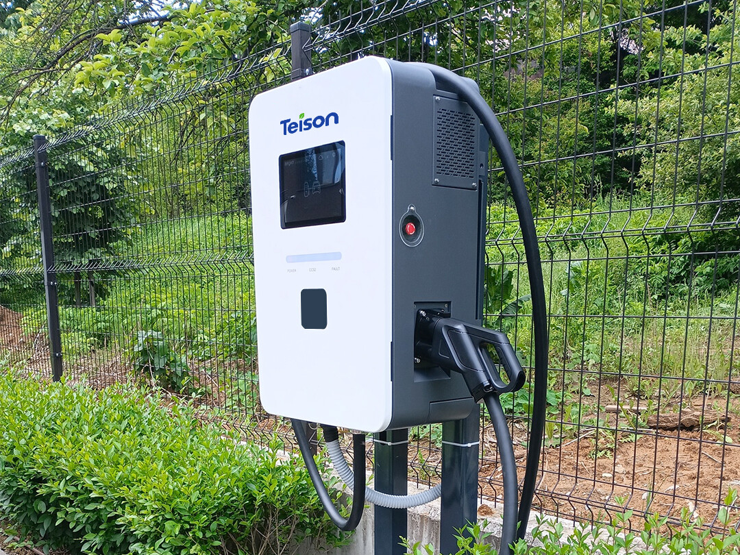 Зарядное устройство Teison 40kw DC MINI ev установлено на парковке отеля, Болгария
