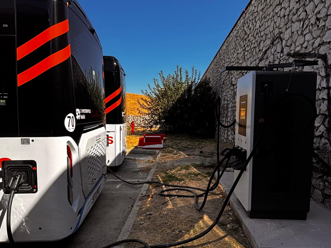 Teison 180kW DC EV быстрая зарядка CCS2 с системой управления кабелем установлена во Франции, 2025