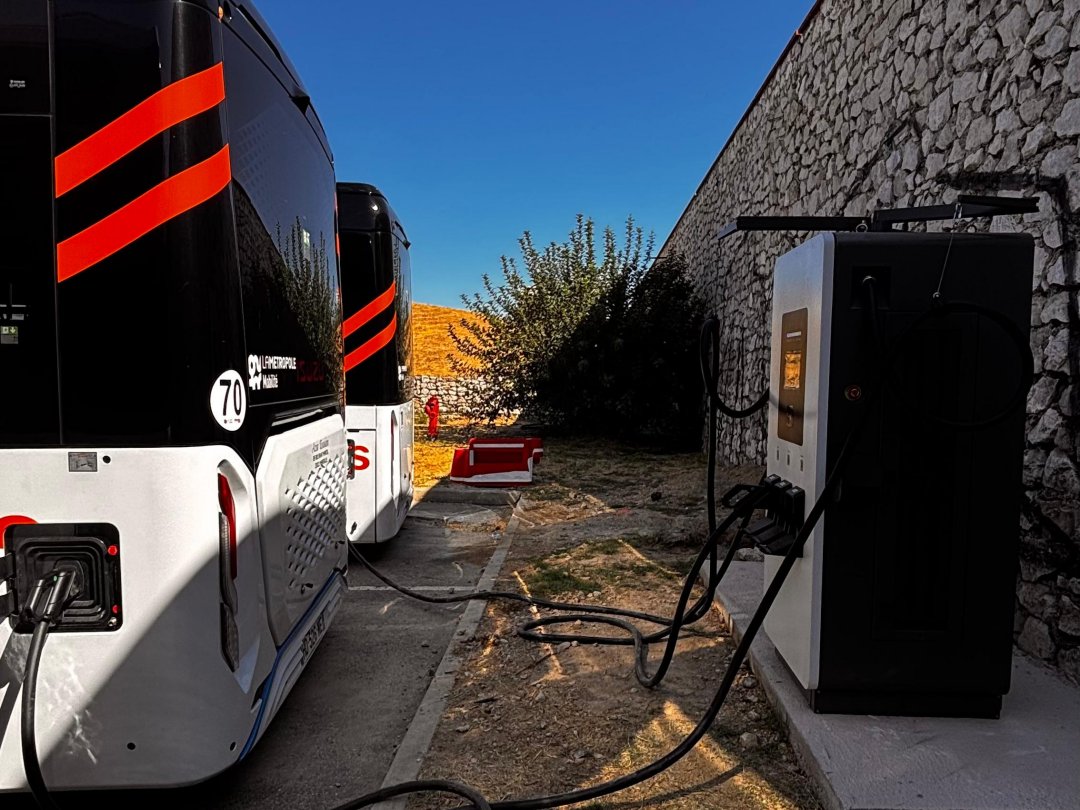 Teison 180kW DC EV быстрая зарядка CCS2 с системой управления кабелем установлена во Франции, 2025 Teison 180kW DC EV быстрая зарядка CCS2 с системой управления кабелем установлена во Франции, 2025