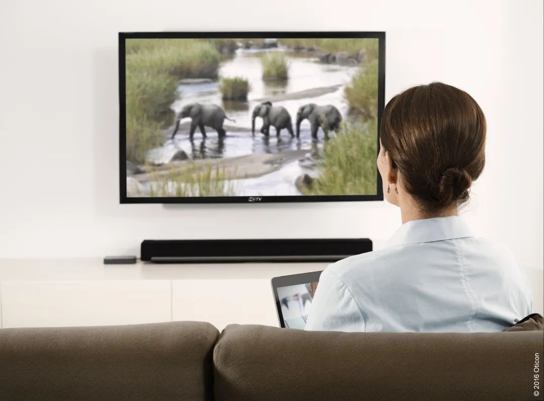 助听器用户观看电视时，如何获得高清音质？