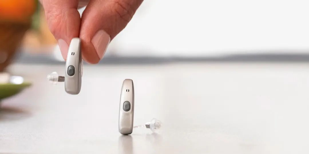 助听器如何开机与关机？