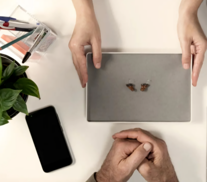 为什么大家都说双耳验配助听器效果好？原来好处竟这么多！