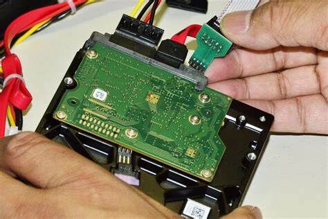 硬盘物理故障磁头损坏 开盘数据恢复解决方案