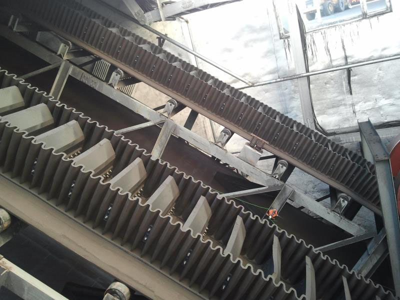 Ленточный конвейер с боковой стенкой