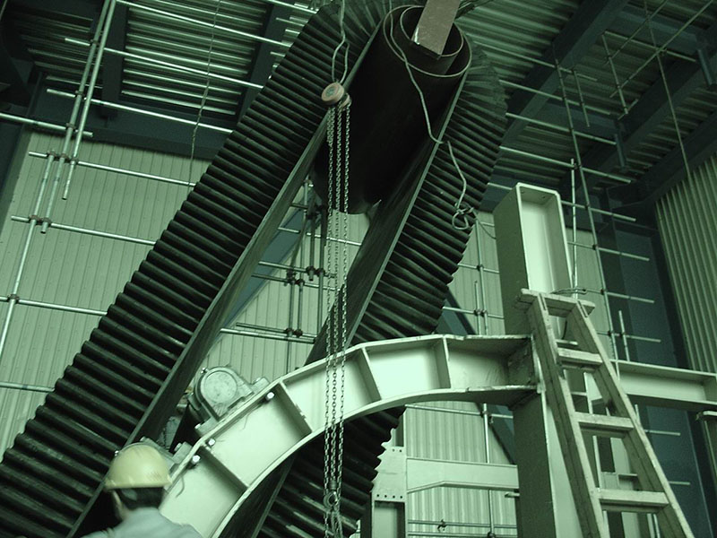 Ленточный конвейер с боковой стенкой