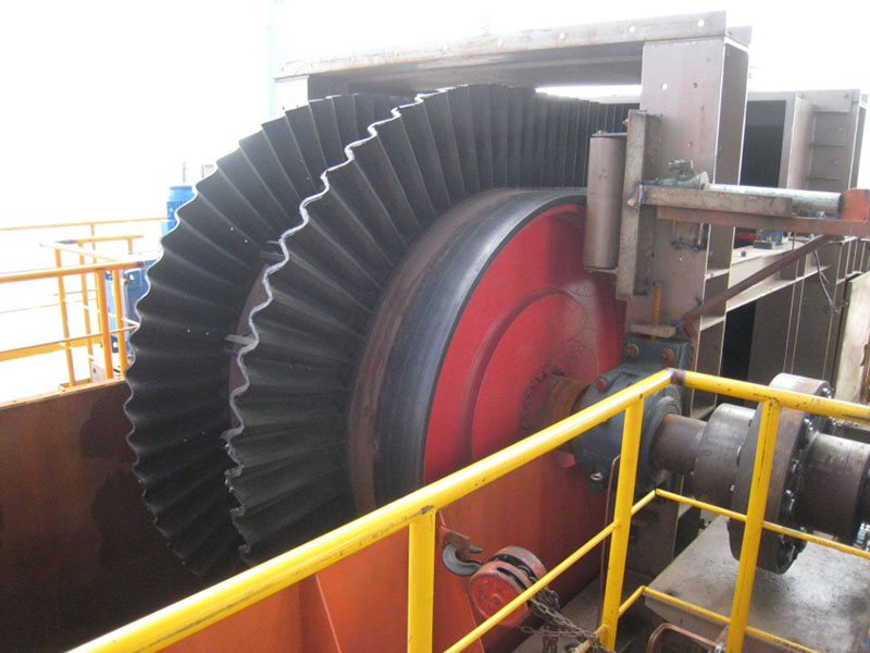 Ленточный конвейер с боковой стенкой