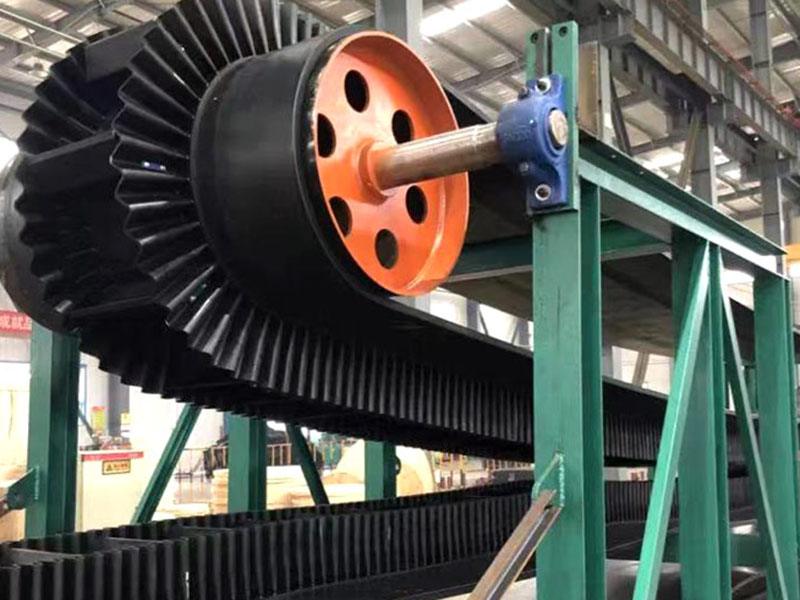 Ленточный конвейер с боковой стенкой