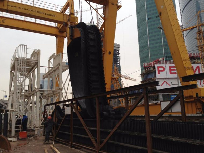 Ленточный конвейер с боковой стенкой