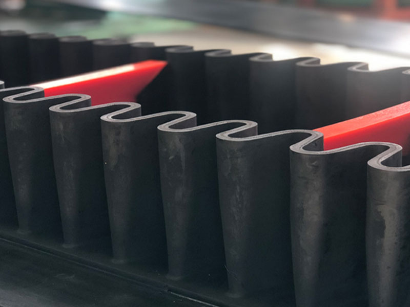 Ленточный конвейер с боковой стенкой