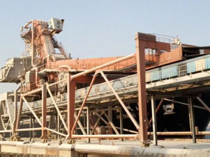 Ремни боковых стенок установлены для портового терминала производительностью 2350 тонн в час. Ремни боковых стенок установлены для портового терминала производительностью 2350 тонн в час.