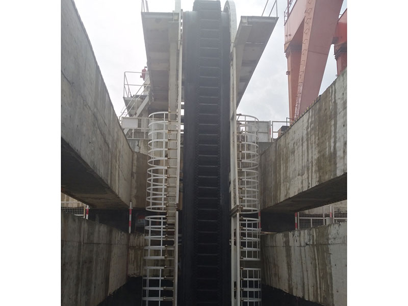 Ленточный конвейер с боковой стенкой