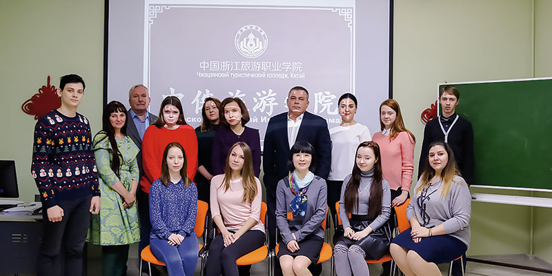 中俄旅游学院首届师生合影A-group-photo-of-the-first-batch-of-teachers-and-students-of-the-Sino-Russian-Tourism-College.jpg