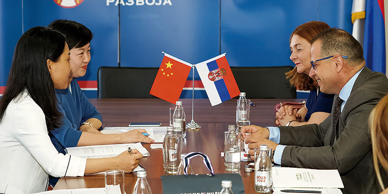 塞尔维亚教育科技发展部副部长内多维奇听取中塞旅游教育合作计划Serbia’s-Vice-Minister-of-Education,Technology-and-Development-Nedović-listened-to-the-Sino-Serbian-tourism-education-cooperation-plan.jpg
