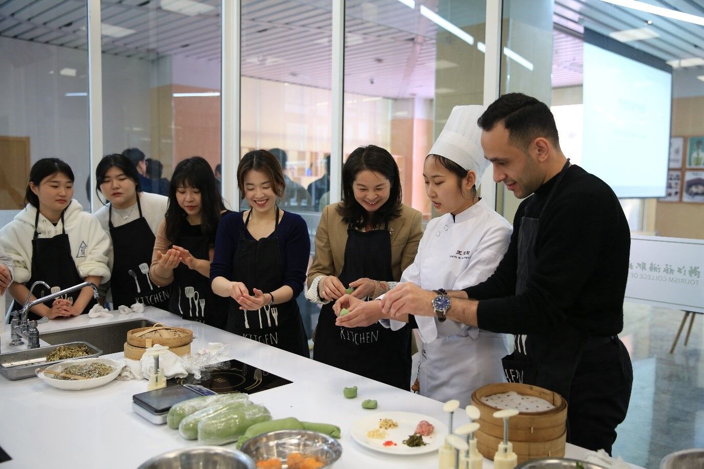 School President Meets with Foreign Faculty and Students