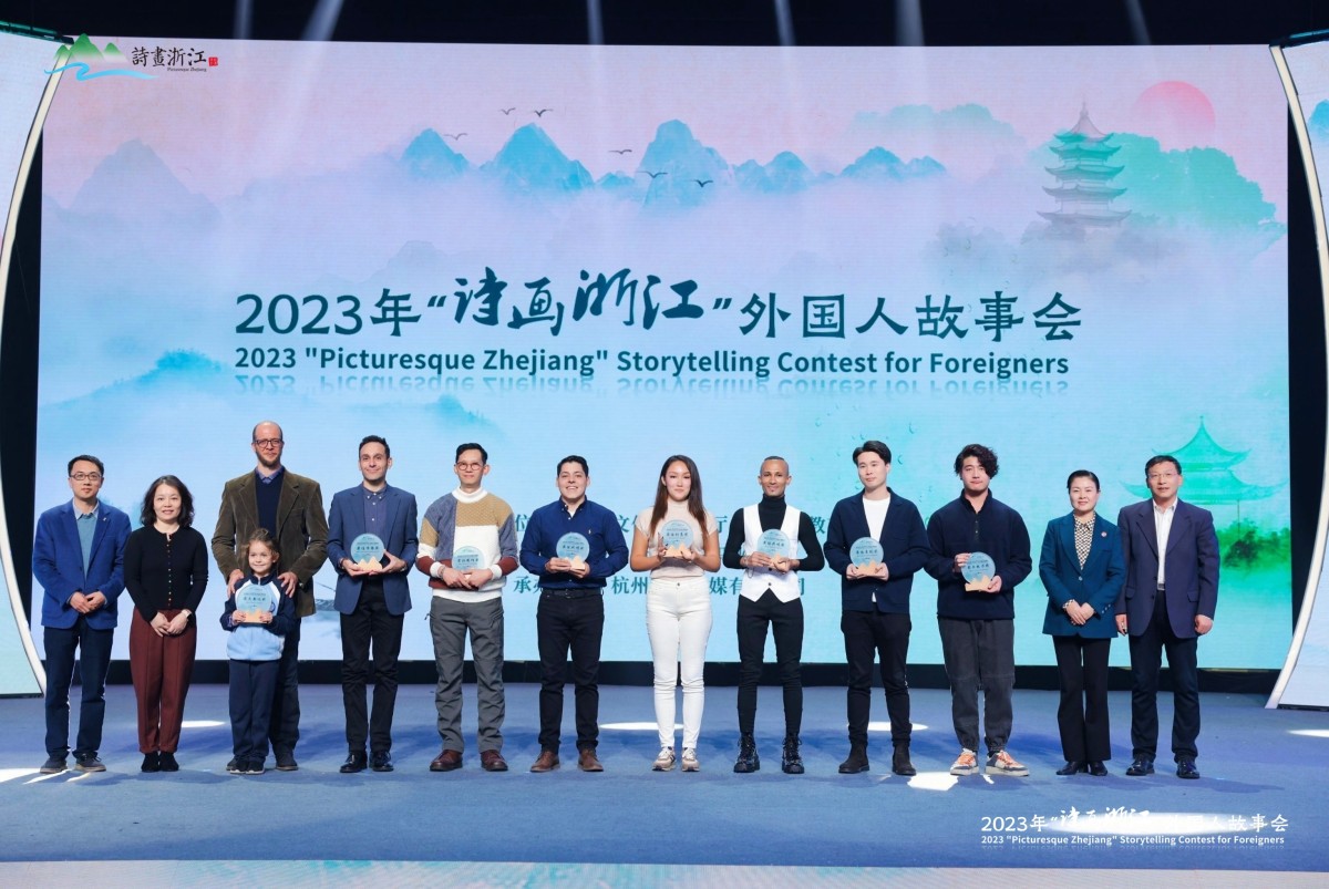 黄院长与获奖选手合影.jpg 黄院长与获奖选手合影.jpg